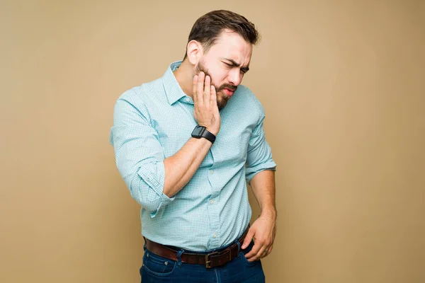 Homem Caucasiano Atraente Que Sofre Dor Dente Tem Problemas Dentários — Fotografia de Stock