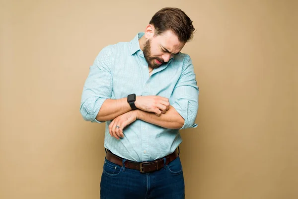 Kranker Junger Mann Leidet Unter Allergien Und Juckt Beim Kratzen — Stockfoto