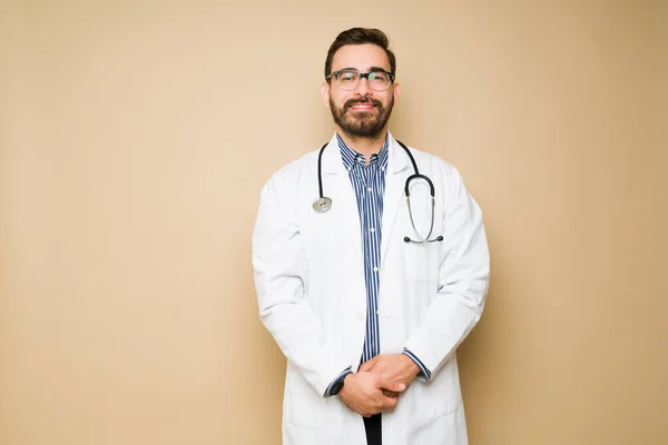 Schöner Kaukasischer Arzt Lächelt Während Gesundheitswesen Arbeitet Und Neben Dem — Stockfoto