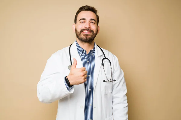 Щасливий Лікар Робить Великі Пальці Вгору Відчуває Себе Успішним Після — стокове фото