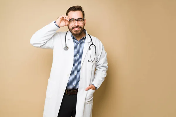 Okos Fehér Orvos Beállítja Szemüvegét Mosolyog Miközben Szemkontaktust Teremt — Stock Fotó
