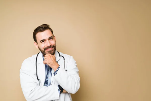 Médico Masculino Reflexivo Con Una Mano Barbilla Pensando Cuidado Salud — Foto de Stock
