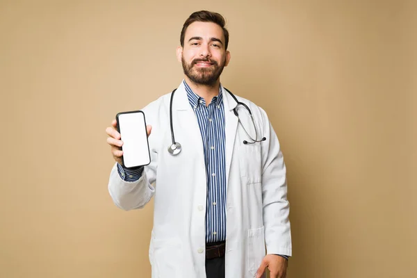 Giovane Medico Allegro Che Mostra Suo Smartphone Utilizzando App Salute — Foto Stock