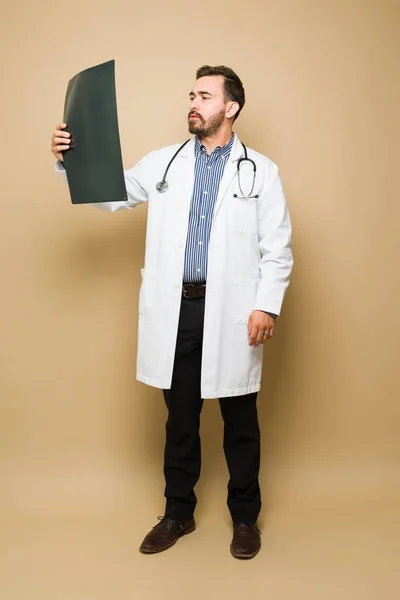 Egy Ortopéd Orvos Teljes Hossza Aki Egy Törött Vagy Törött — Stock Fotó