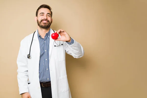 Vidám Kardiológus Orvos Néz Boldog Mosolygós Miközben Kezében Egy Piros — Stock Fotó