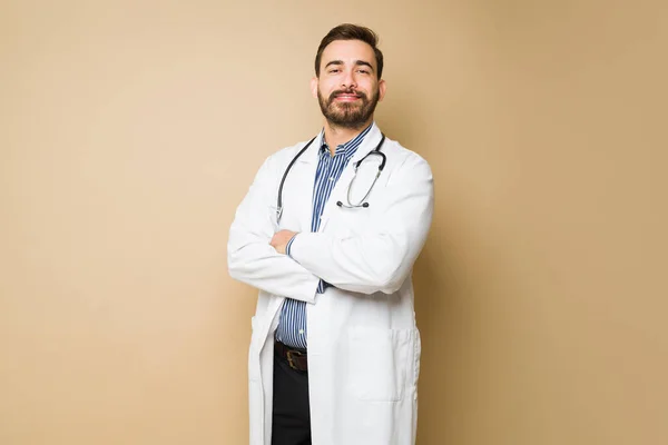 Mosolygó Boldog Orvos Keresztbe Tett Karokkal Dolgozik Egészségügyi Kórházban — Stock Fotó