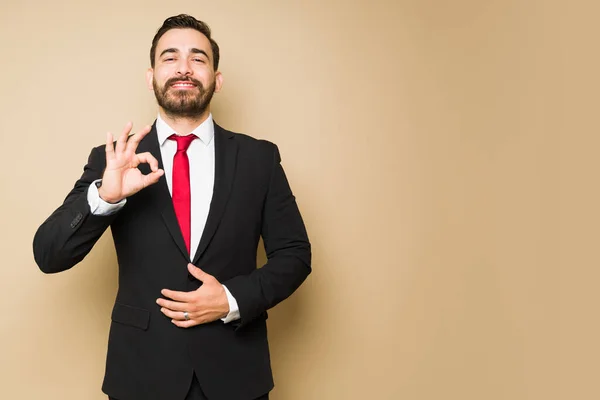 優秀なビジネス契約の後に幸せな気分にさせ 親指を立てる興奮した弁護士か営業マン — ストック写真