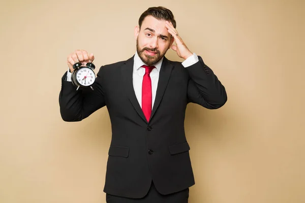 Empresário Estressado Advogado Atrasado Para Trabalho Olhando Preocupado Segurar Despertador — Fotografia de Stock