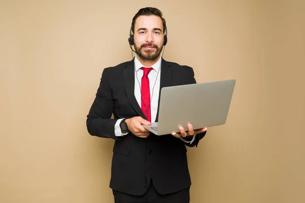 Gelukkige Vertegenwoordiger Draagt Een Pak Met Een Headset Een Laptop — Stockfoto