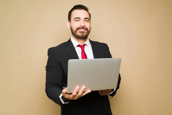 Alegre Hombre Negocios Abogado Usando Una Computadora Portátil Mirando Cámara —  Fotos de Stock