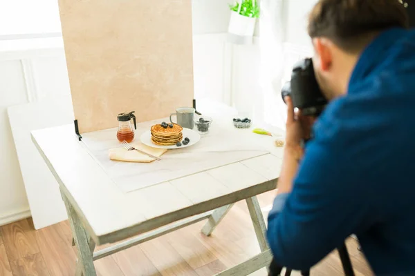 Widok Tyłu Fotograf Robi Zdjęcia Naleśniki Jedzenie Studio Robi Profesjonalne — Zdjęcie stockowe