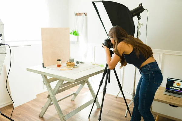 ラテン語の女性の写真家は 食品のスタジオで写真を撮るために彼女のプロのカメラを使用 — ストック写真