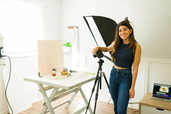 Vacker Lycklig Kvinna Fotograf Ler Medan Arbetar Med Professionell Fotografering — Stockfoto