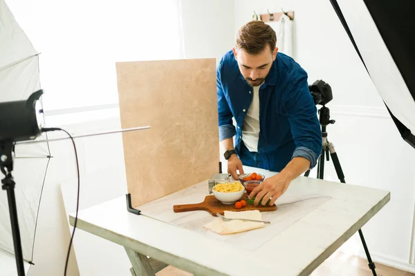 食品摄影师在他的工作室准备专业摄影的同时 正在做产品造型 — 图库照片