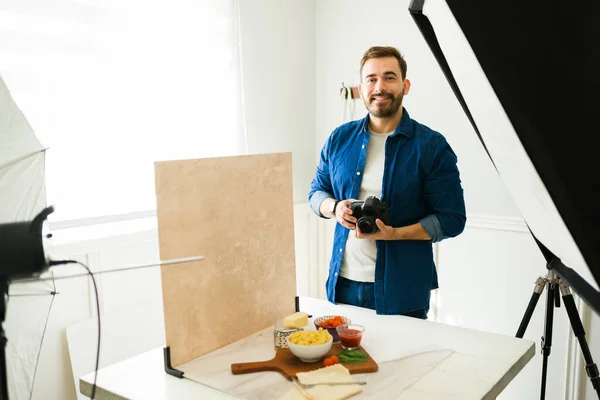 Atractivo Fotógrafo Feliz Sonriendo Mientras Prepara Composición Comida Durante Rodaje —  Fotos de Stock