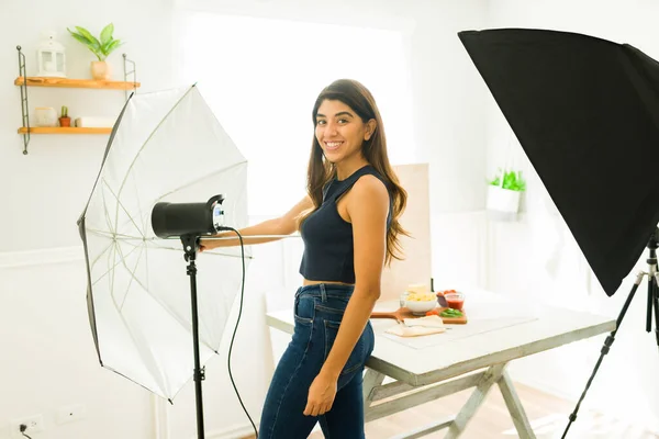 Gyönyörű Boldog Fotós Egy Softbox Felkészíti Professzionális Stúdió Fotózásra — Stock Fotó