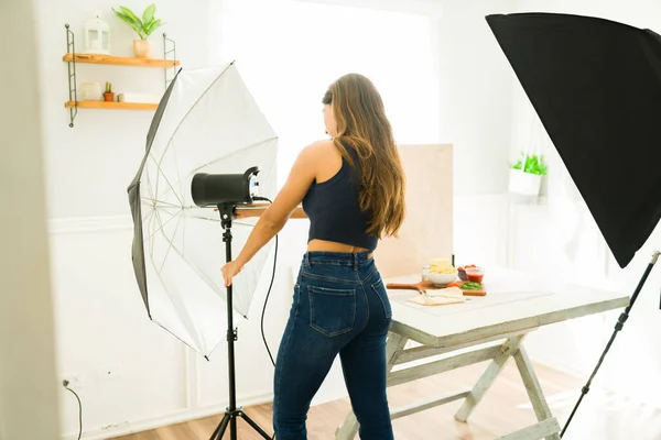 Bella Fotografa Donna Visto Dietro Impostazione Delle Luci Prepararsi Servizio — Foto Stock