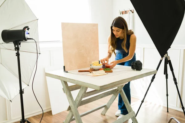 Latynoski Fotograf Żywności Uśmiecha Się Podczas Stylizacji Żywności Przygotowuje Się — Zdjęcie stockowe