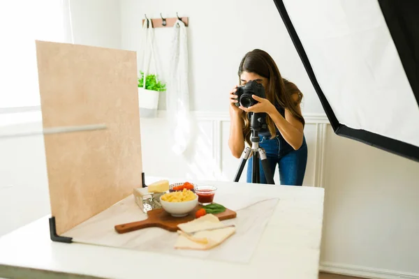 Žena Fotograf Pomocí Fotoaparátu Stativ Při Natáčení Potravin — Stock fotografie