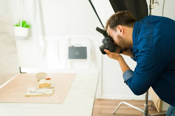 Widok Boku Męski Fotograf Jego Studio Robi Profesjonalną Sesję Zdjęciową — Zdjęcie stockowe