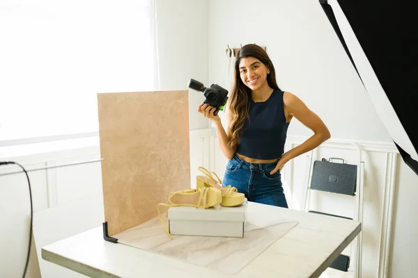 Mujer Atractiva Fotógrafa Sosteniendo Cámara Profesional Haciendo Una Sesión Fotos —  Fotos de Stock