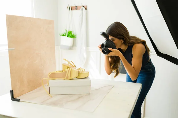 专业的女摄影师在摄影棚拍摄时尚照片 并为鞋子和产品拍照 — 图库照片