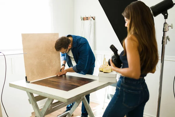 Young Photographers Preparing Lighting Backdrop Set Professional Photo Shoot — Stock Photo, Image