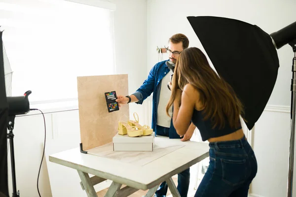 Фотографы Используют Цветную Карточку Подготовке Модной Фотосессии Помощью Софтбокса — стоковое фото