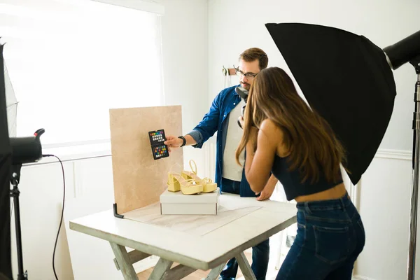 Fotógrafos Usando Una Tarjeta Color Mientras Preparan Para Hacer Una — Foto de Stock