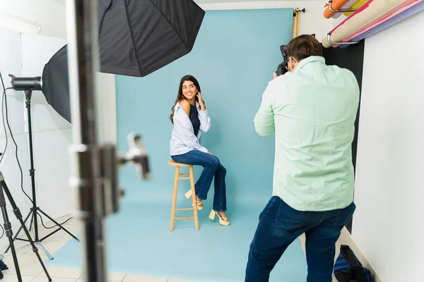 Atrakcyjna Latynoska Modelka Pozująca Robiąca Sesję Zdjęciową Profesjonalnym Fotografem — Zdjęcie stockowe