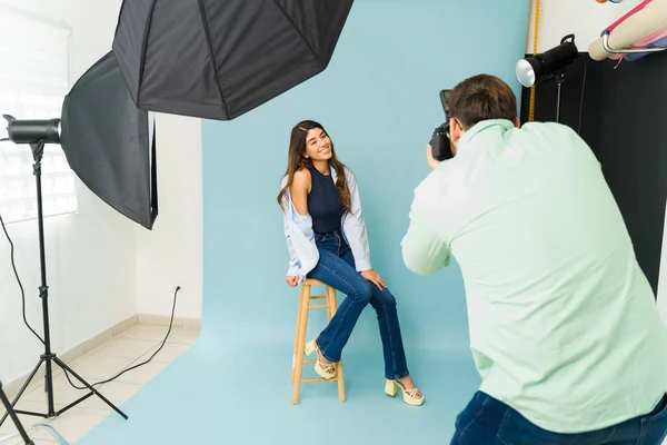 Modelo Mulher Hispânica Feliz Posando Durante Uma Sessão Fotos Moda — Fotografia de Stock