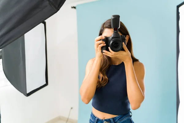 一个年轻女性专业摄影师用相机拍照的肖像 — 图库照片