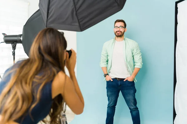 Widok Tyłu Kobiety Fotograf Robi Zdjęcia Profesjonalnym Aparatem Szczęśliwego Modelu — Zdjęcie stockowe