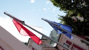 Poznan, Polonya, 24 Haziran 2021: Polonya bayrağı ve Avrupa Birliği rüzgarda sallanıyor.