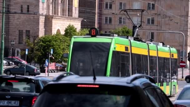 Poznan, Polen, 24 juni 2021: stadsverkeer op een zonnige dag. — Stockvideo
