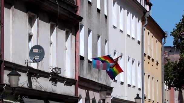 Poznan, Lengyelország, 2021 június 24: LMBT meleg büszkeség zászló lengetése a szélben. — Stock videók