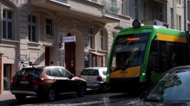 Poznan, Polonya, 24 Haziran 2021: Şehrin eski caddeleri boyunca tramvay yolculukları. Temiz, güvenli, ekolojik ve modern ulaşım.