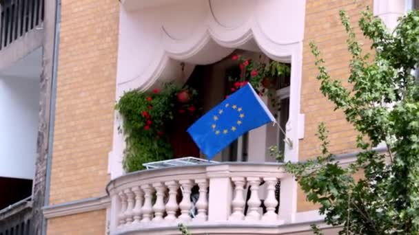 Europeiska unionens flagga håller på att utvecklas hemma. — Stockvideo