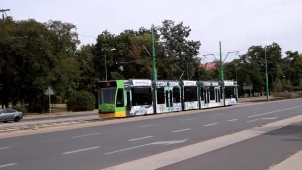Poznan, Polen, 24 juni 2021: ecologisch modern vervoer - tram. — Stockvideo