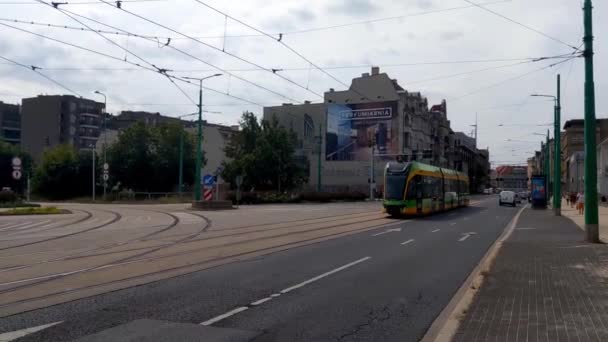 Poznan, Polen, 24 juni 2021: stadstrafik. Spårvagnsrörelse. — Stockvideo