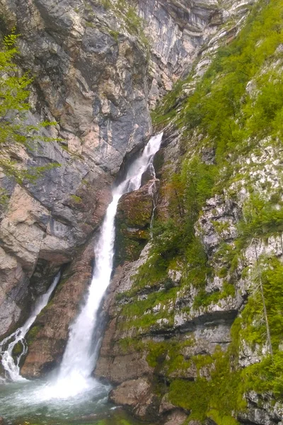 山の崖から滝が落ちる — ストック写真