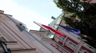 Poznan, Polonya, 24 Haziran 2021: Polonya bayrağı ve Avrupa Birliği rüzgarda sallanıyor