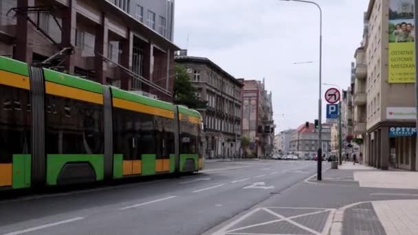 2021年6月24日 波兰波兹南 现代有轨电车沿着城市街道行驶 — 图库视频影像