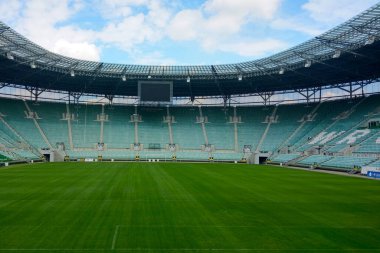 Wroclaw, Polonya, 15 Haziran 2021: Modern güzel boş stadyum. Koronavirüsün yayılması nedeniyle spor etkinliklerinin iptali