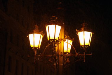 Karanlıkta şehrin aydınlatmasının görüntüsü