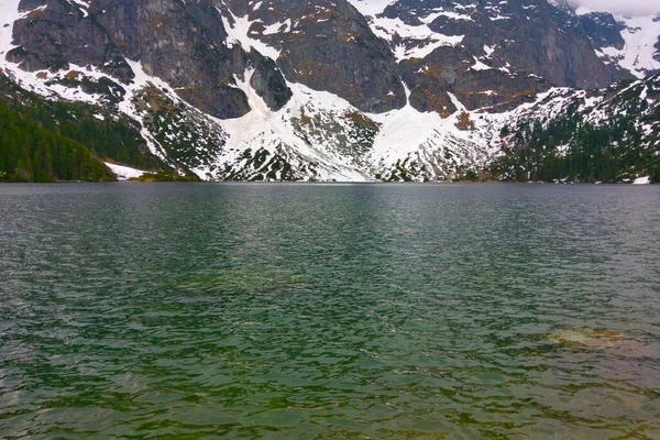 Vista Lago Contra Pano Fundo Montanha Dia Nublado — Fotografia de Stock