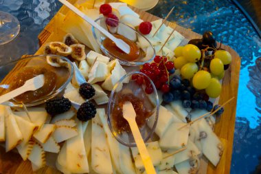 Restoranda şarap için nefis atıştırmalıklar.