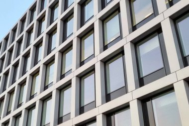 Wroclaw, Polonya, 14 Ağustos 2021: Mavi gökyüzü arka planındaki modern bir binanın arka planı