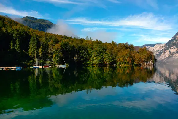 Pintoresca Vista Del Lago Montaña Una Nebulosa Mañana Otoño —  Fotos de Stock