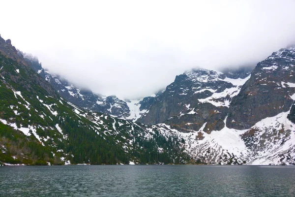 Dramatischer Blick Auf Den Bergsee Einem Nebligen Morgen — Stockfoto